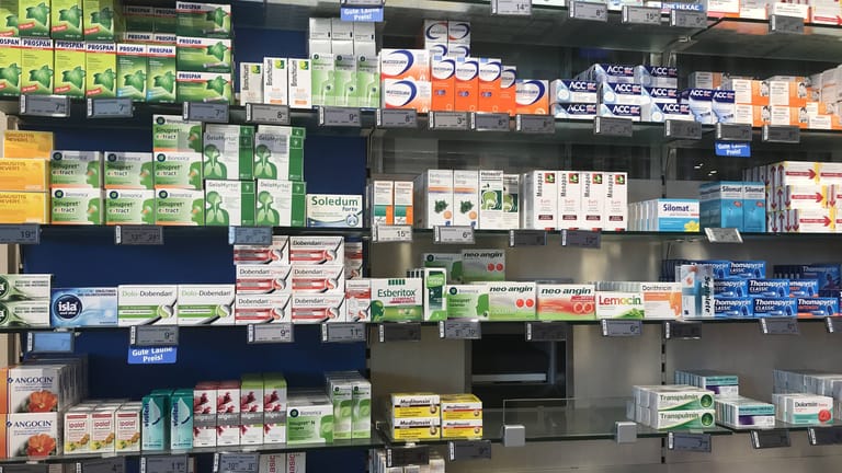 Medikamentenregal in einer Apotheke (Symbolbild): Hunderte Arzneien sind von den Engpässen betroffen.