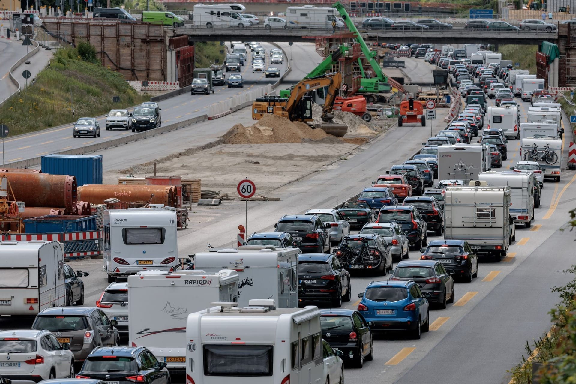 Autos stehen auf der A7 vor dem Elbtunnel im Stau (Archivbild): Die Autobahn ist übers Wochenende dicht.