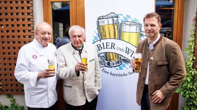 Alfons Schuhbeck, Gastwirt und Sternekoch Horst Wurm, Präsident des Vereins "Bier und Wir e. V.", und Armin Gastl, Vorsitzender des Vereins "Bier und Wir e. V." auf einem Pressetermin.