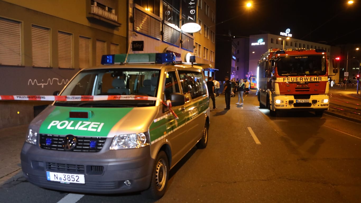 Ein 23-Jähriger hat sich gestellt, nachdem er einen Fußgänger am Wochenende in der Nürnberger Innenstadt totgefahren haben soll.