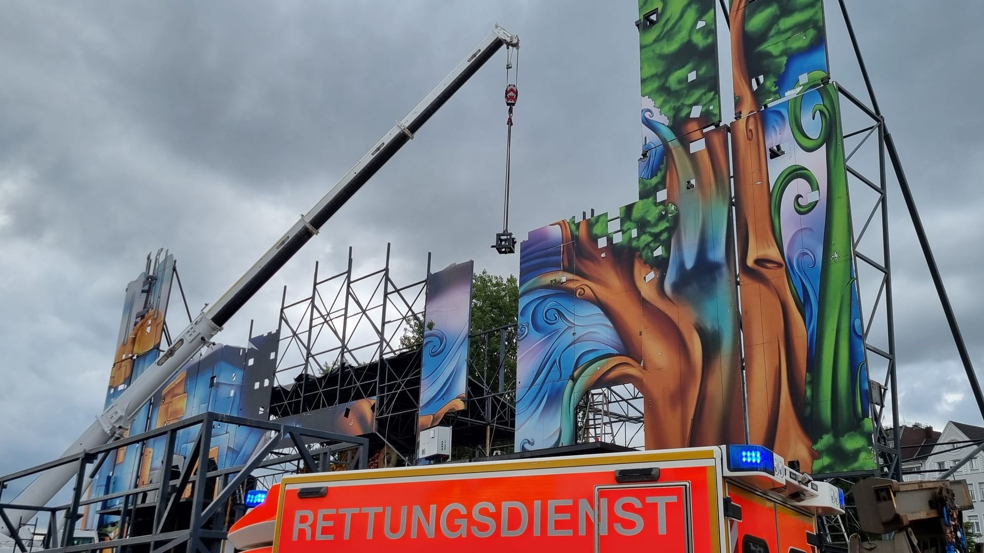 Unfallstelle in Düsseldorf: Hier stürzte ein Arbeiter mehrere Meter in die Tiefe. Unfallstelle in Düsseldorf: Hier stürzte ein Arbeiter mehrere Meter in die Tiefe.