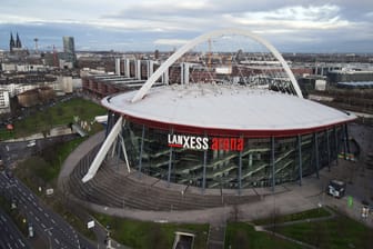 Die Lanxess-Arena in Köln: Eine Reduzierung der Fahrspuren könnte zu Problemen führen.