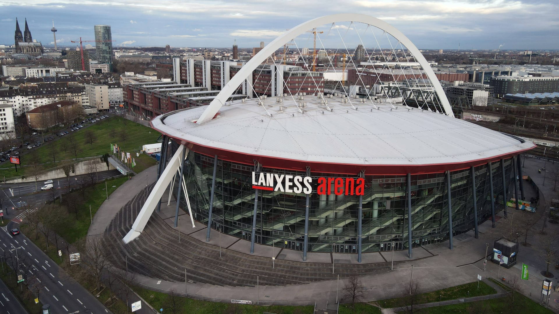 Die Lanxess-Arena in Köln: Eine Reduzierung der Fahrspuren könnte zu Problemen führen.