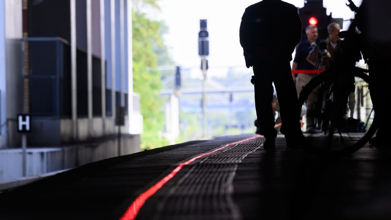 Roter Lichtstreifen am Gleis: Die Deutsche Bahn und die Bundespolizei entwickeln mit Unterstützung der Bundesministerien für Inneres und Verkehr am Südkreuz Sicherheitskonzepte für Bahnhöfe.