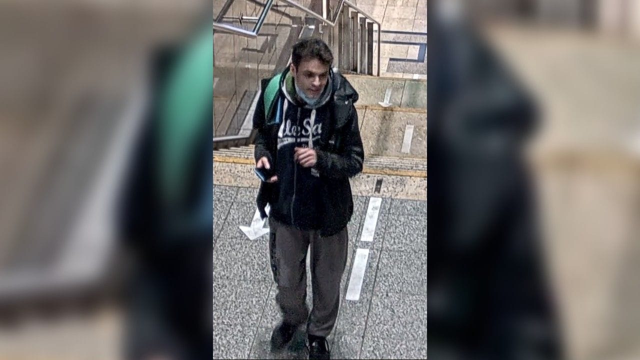 Dieser Mann wird gesucht: Am Bahnhof Hürth-Kalscheuren flüchtete er.