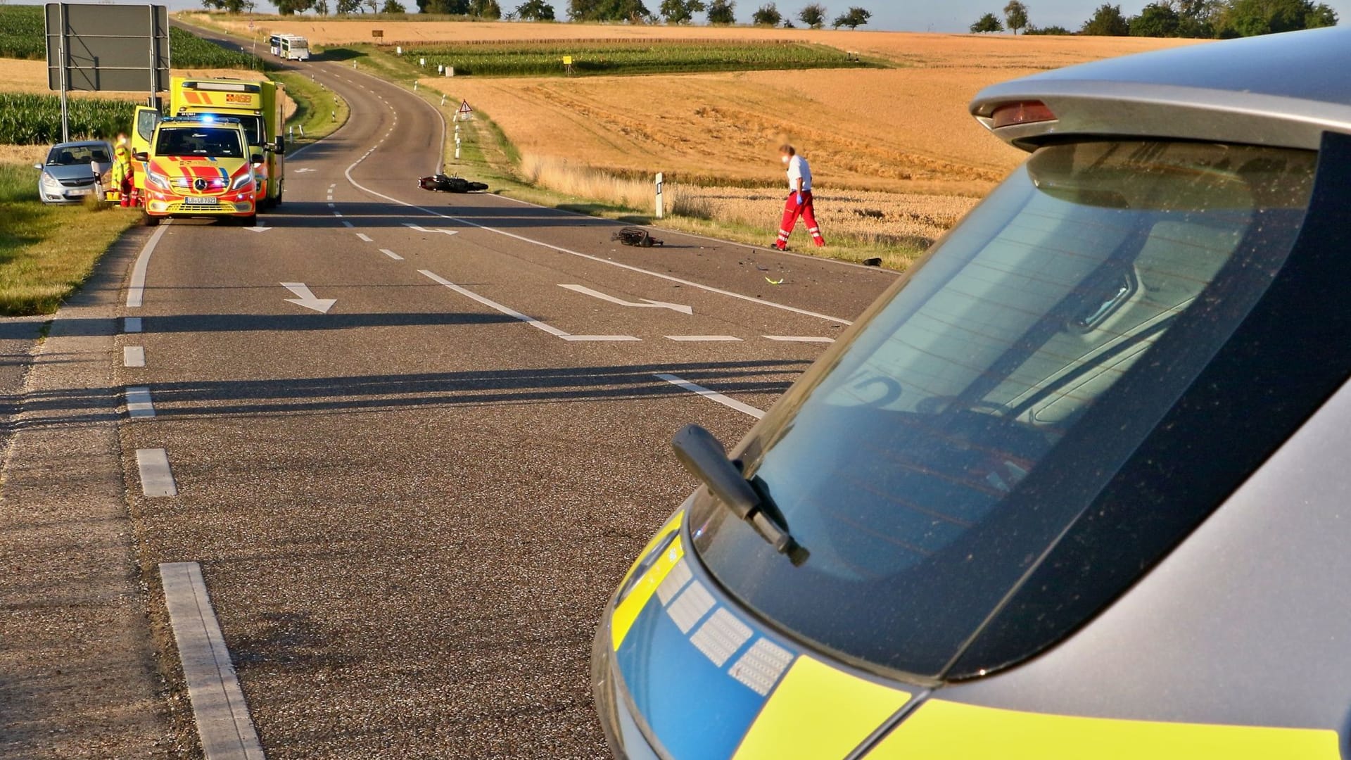 Schwerer Unfall bei Schwieberdingen: Beim Zusammenprall eines Motorrads mit einem Fahrradfahrer ist der Radfahrer tödlich und der Motorradfahrer schwer verletzt worden. Schwerer Unfall bei Schwieberdingen: Beim Zusammenprall eines Motorrads mit einem Fahrradfahrer ist der Radfahrer tödlich und der Motorradfahrer schwer verletzt worden.