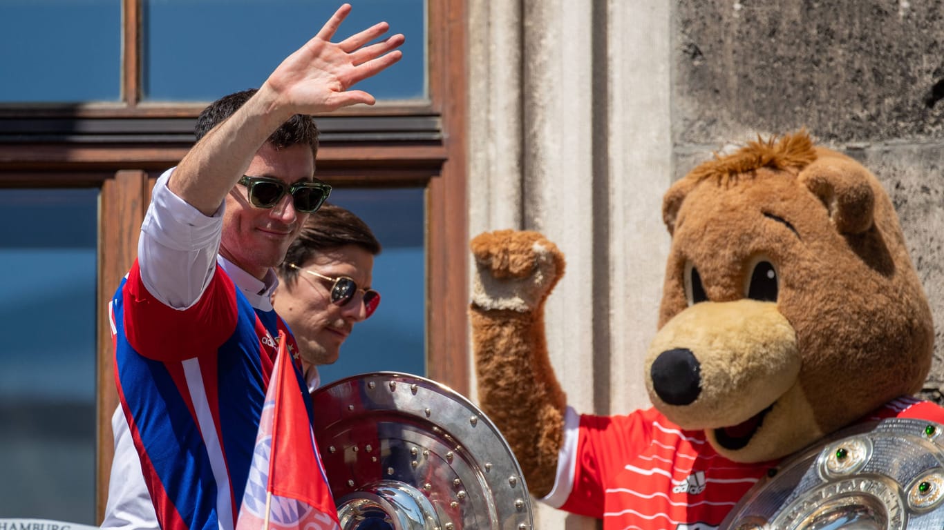 Robert Lewandowski winkt den Bayern-Fans bei der Meisterfeier auf dem Marienplatz zu (Archivbild): Jetzt verabschiedet sich der Weltfußballer nach Barcelona.