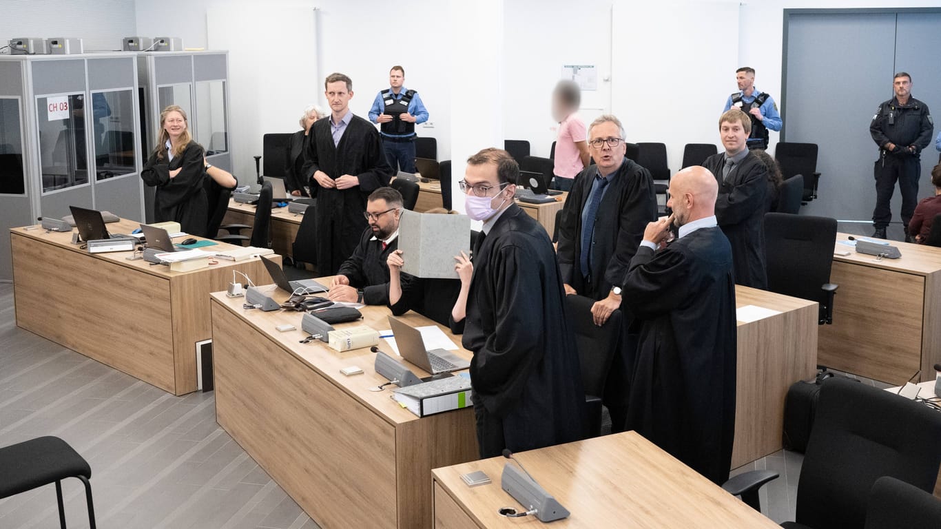Die Angeklagten sitzen im Oberlandesgericht auf ihren Plätzen. Der Prozess wird unter großem Aufwand geschützt.