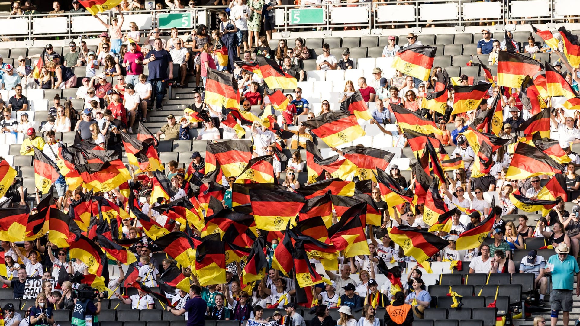 DFB-Fans beim dritten Gruppenspiel: Bereits gegen Finnland spielte Deutschland in Milton Keynes.