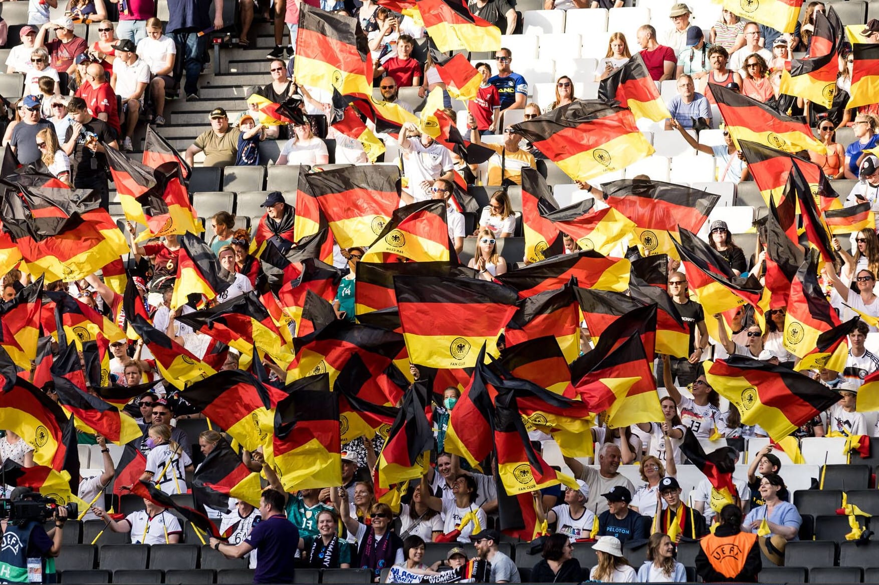 DFB-Fans beim dritten Gruppenspiel: Bereits gegen Finnland spielte Deutschland in Milton Keynes.