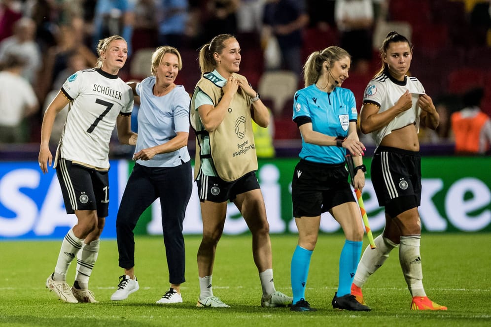 Jubel im deutschen Team: Die DFB-Frauen freuen sich über den 2:0-Sieg über Spanien.