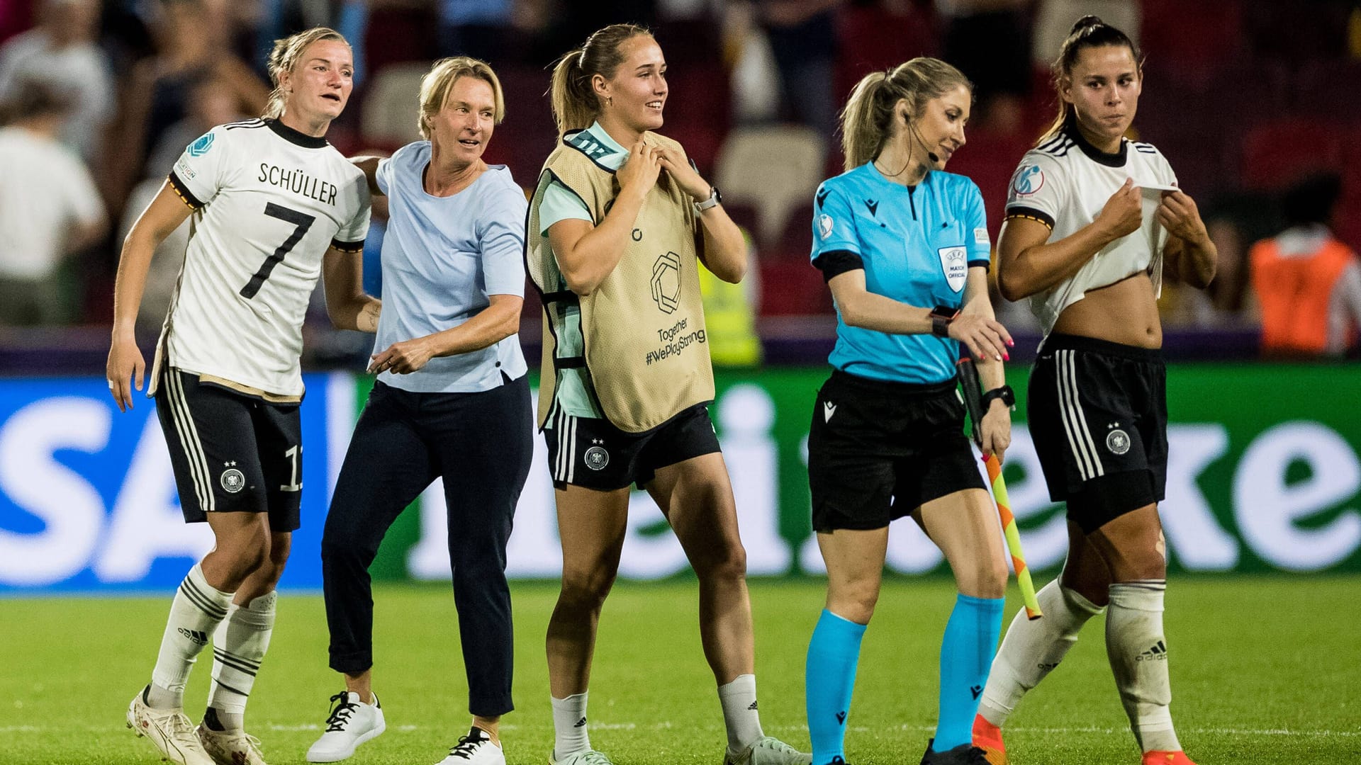 Jubel im deutschen Team: Die DFB-Frauen freuen sich über den 2:0-Sieg über Spanien.