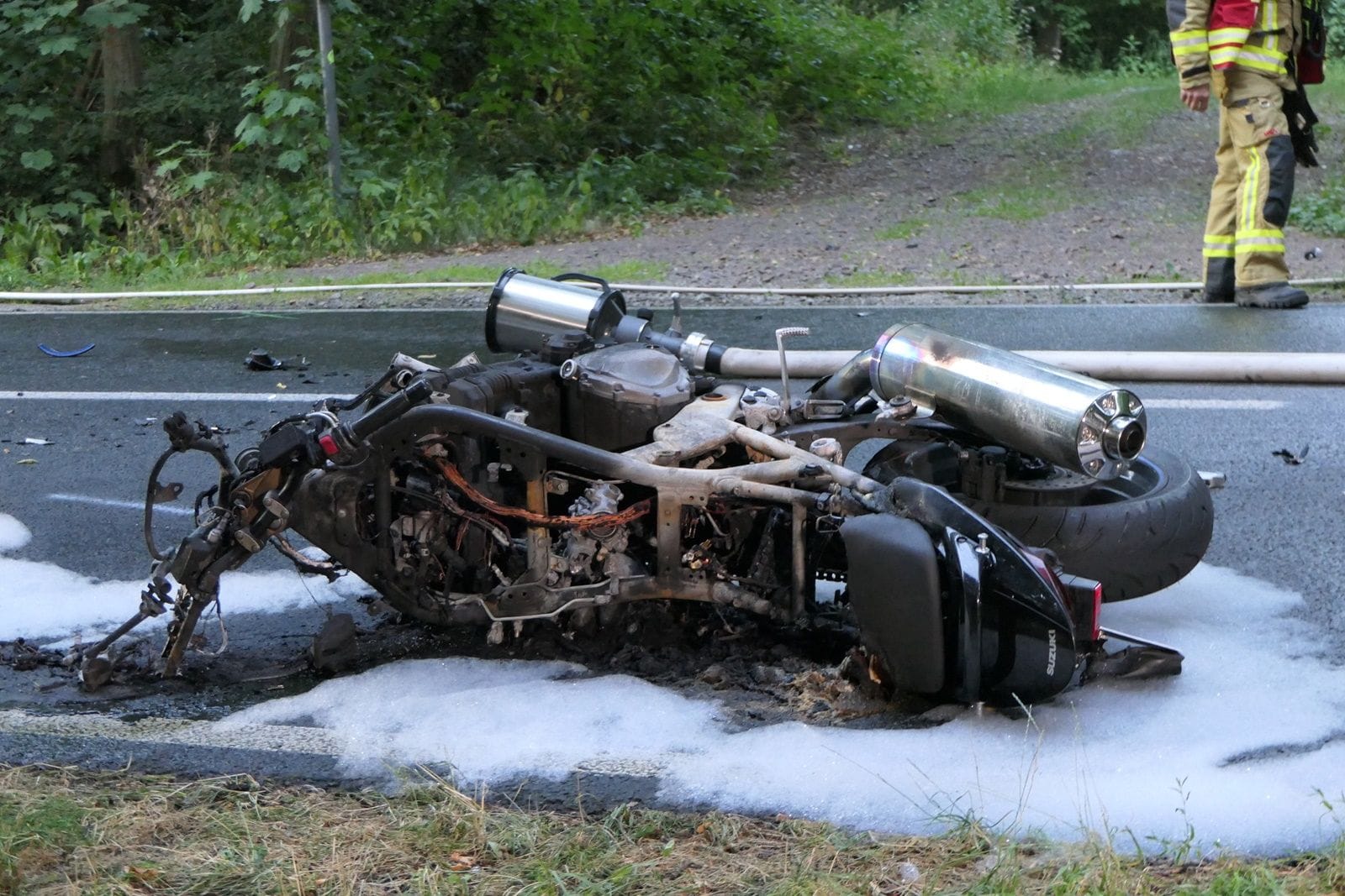 Die verbrannte Maschine auf der B107 bei Grimma: Für die Fahrerin kam jede Hilfe zu spät.