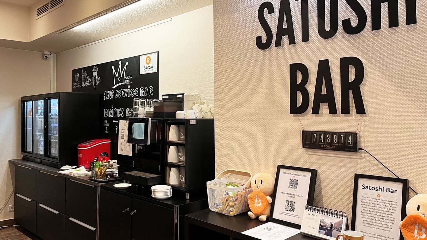 Die Satoshi Bar ist nach dem Erfinder des Bitcoins benannt: Satoshi Nakamoto lautet das Pseudonym des Gründers oder der Gründergruppe.