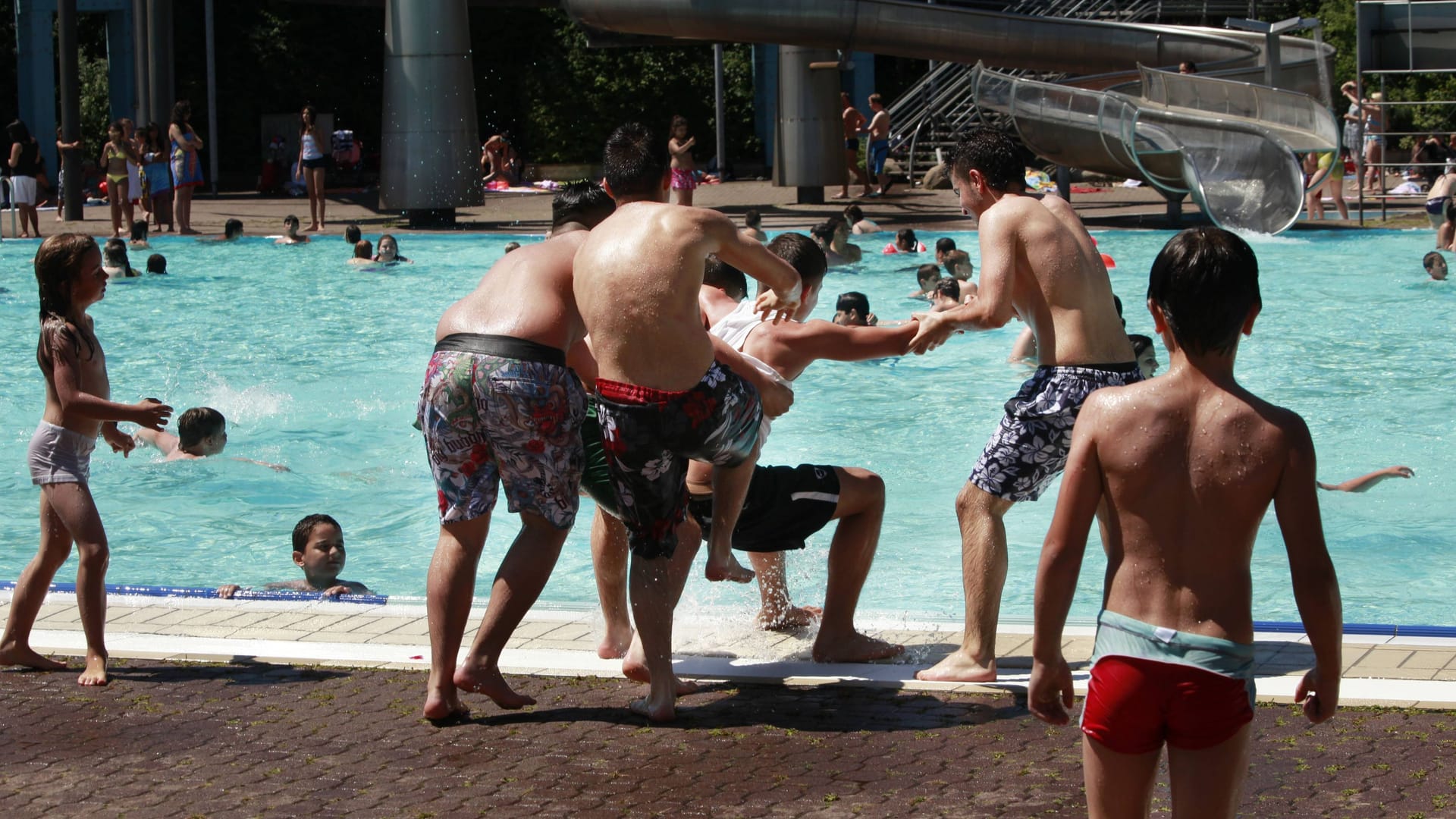 Jugendliche im Columbiabad (Archivbild): Nach einer größeren Ausschreitung bewacht die Polizei das Freibad in Neukölln.