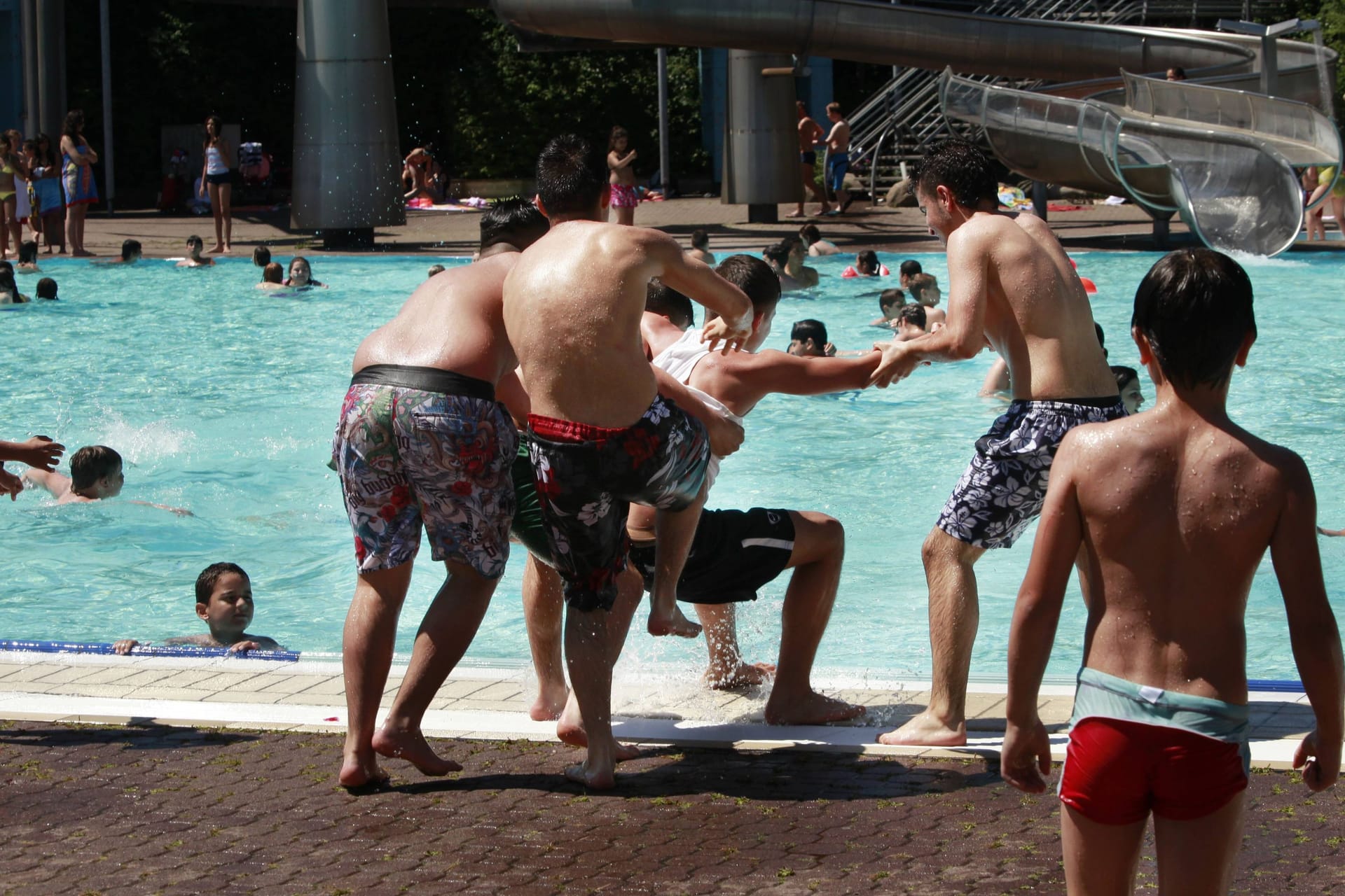 Jugendliche im Columbiabad (Archivbild): Nach einer größeren Ausschreitung bewacht die Polizei das Freibad in Neukölln.