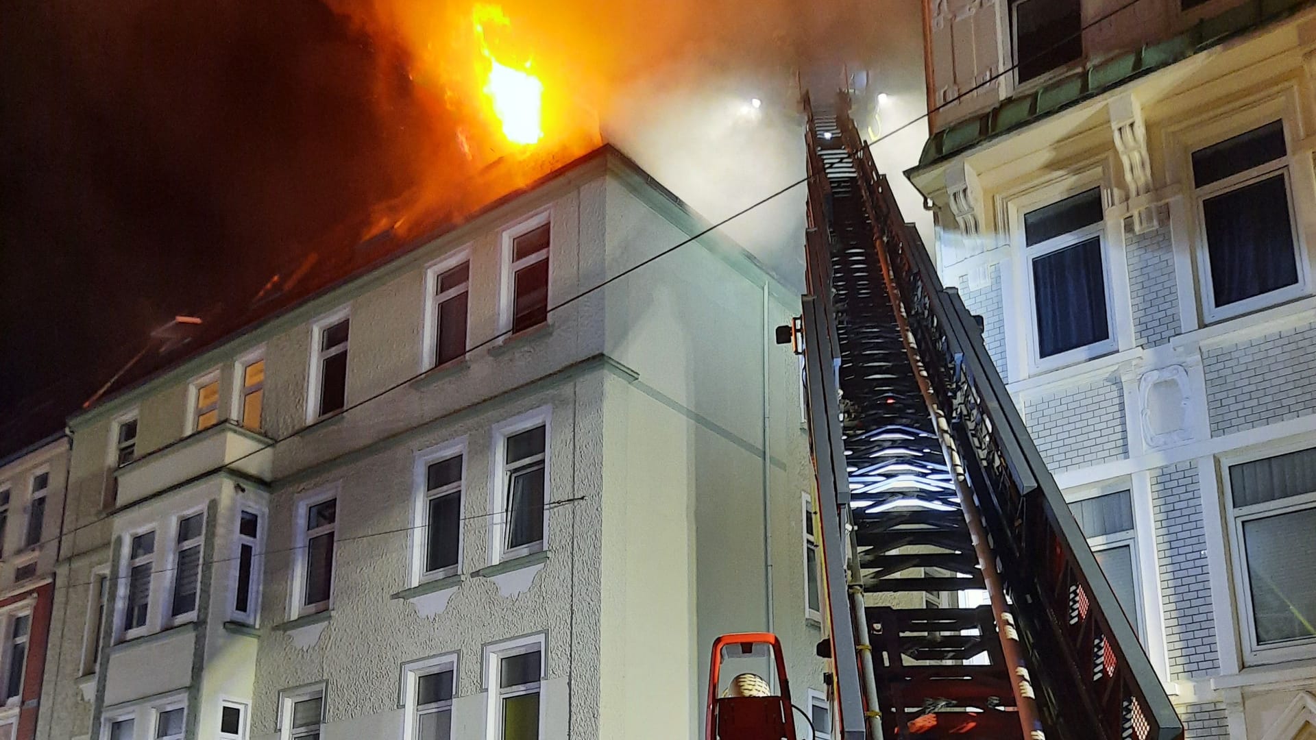 Feuerwehr im Einsatz vor einem brennenden Wohnhaus: Ein 29-Jähriger starb bei dem Feuer. Feuerwehr im Einsatz vor einem brennenden Wohnhaus: Ein 29-Jähriger starb bei dem Feuer.