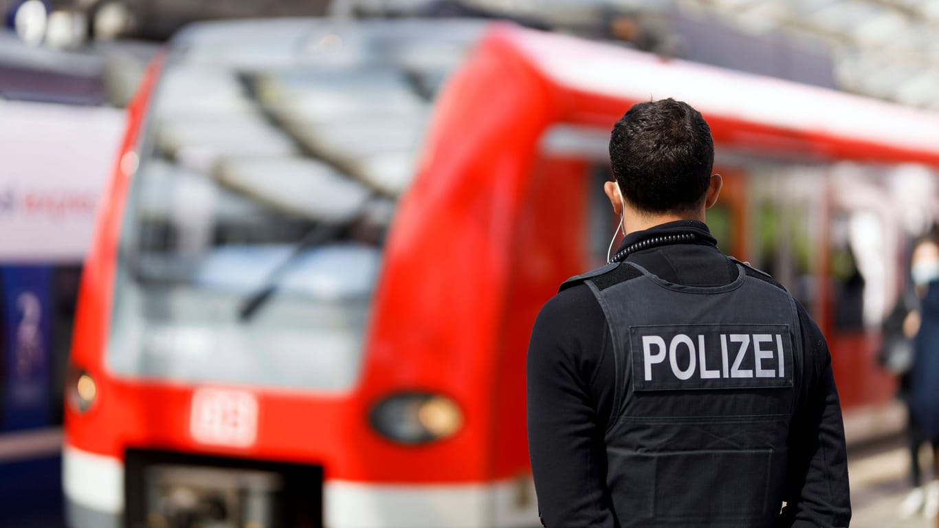Bundespolizist am Kölner Hauptbahnhof (Symbolfoto): Die Beamten ermitteln gegen Unbekannt.