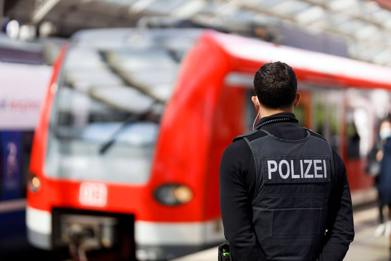 Bundespolizist am Kölner Hauptbahnhof (Symbolfoto): Die Beamten ermitteln gegen Unbekannt.