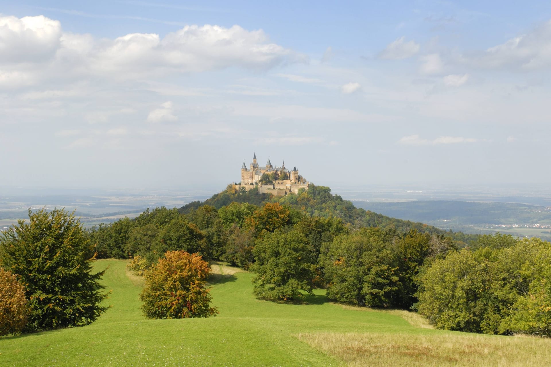 Burg Hohenzollern nahe Bisingen (Archivfoto): Im Zollernalbkreis hat es am Samstag ein Erdbeben gegeben.