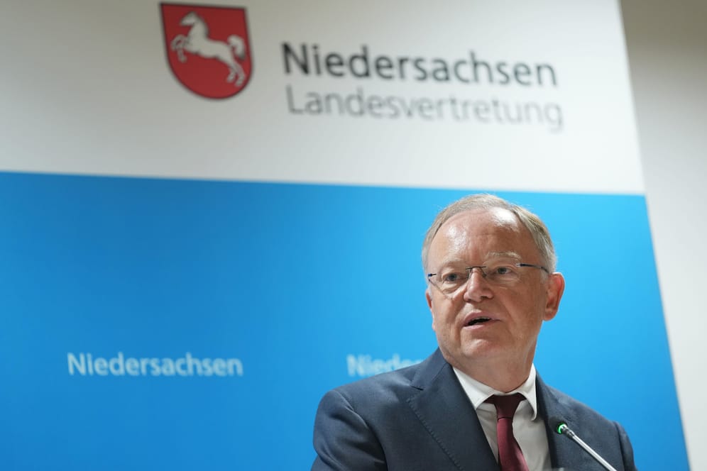 Niedersachsens Ministerpräsident Stephan Weil (SPD) bei einer Pressekonferenz (Archivbild). Weil glaubt nicht an eine Verlängerung des 9-Euro-Tickets.