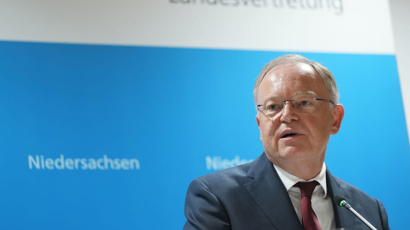 Niedersachsens Ministerpräsident Stephan Weil (SPD) bei einer Pressekonferenz (Archivbild). Weil glaubt nicht an eine Verlängerung des 9-Euro-Tickets.