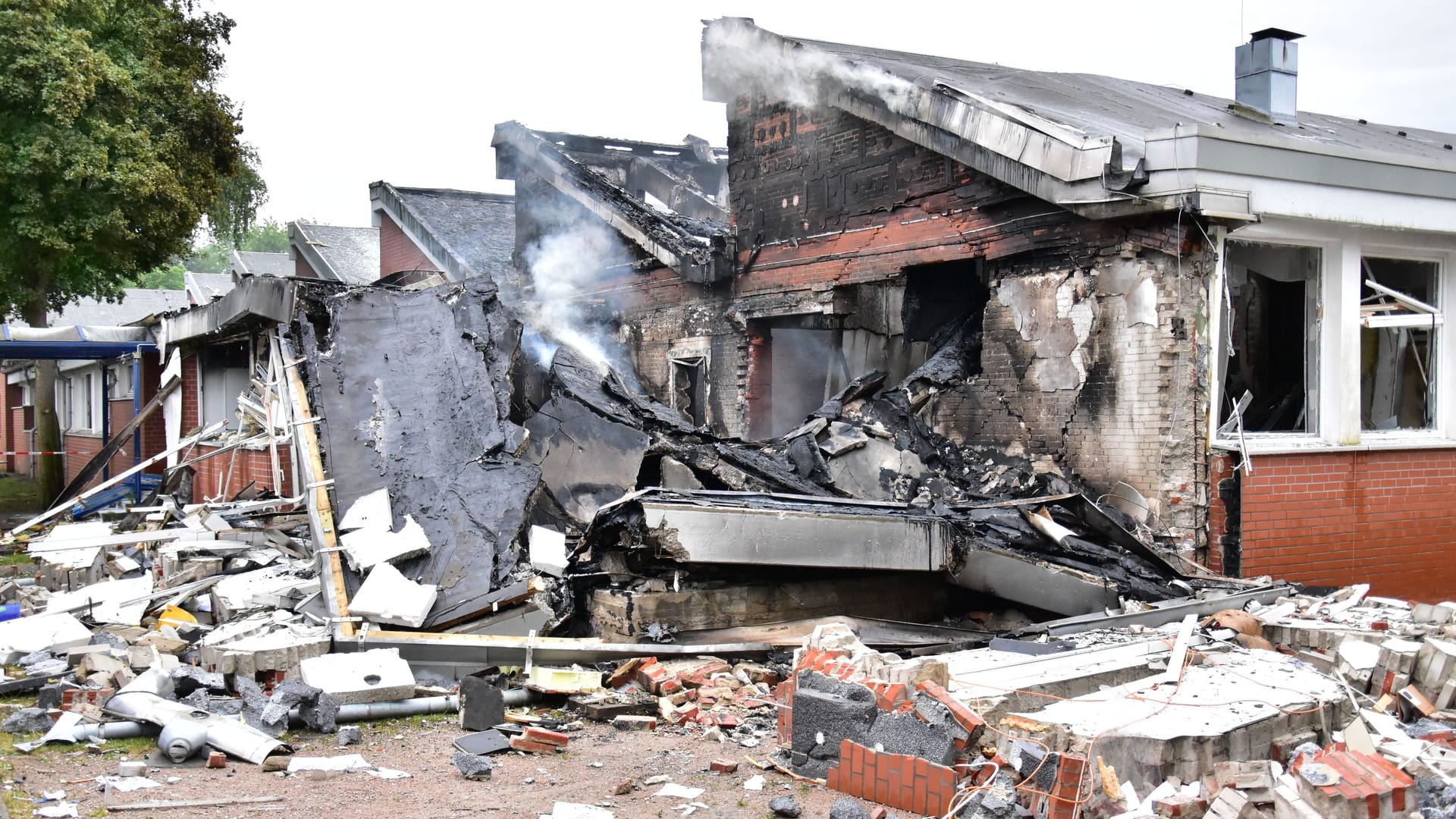 Die Ruine eines Schulgebäudes am Morgen nach einer Explosion: Der Verwaltungstrakt ist einsturzgefährdet. Die Ruine eines Schulgebäudes am Morgen nach einer Explosion: Der Verwaltungstrakt ist einsturzgefährdet.