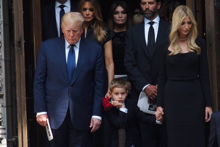 Donald Trump bei der Beerdigung seiner Ex-Frau (Archiv): Profitiert er steuerlich von Ivana Trumps Ruhestätte?