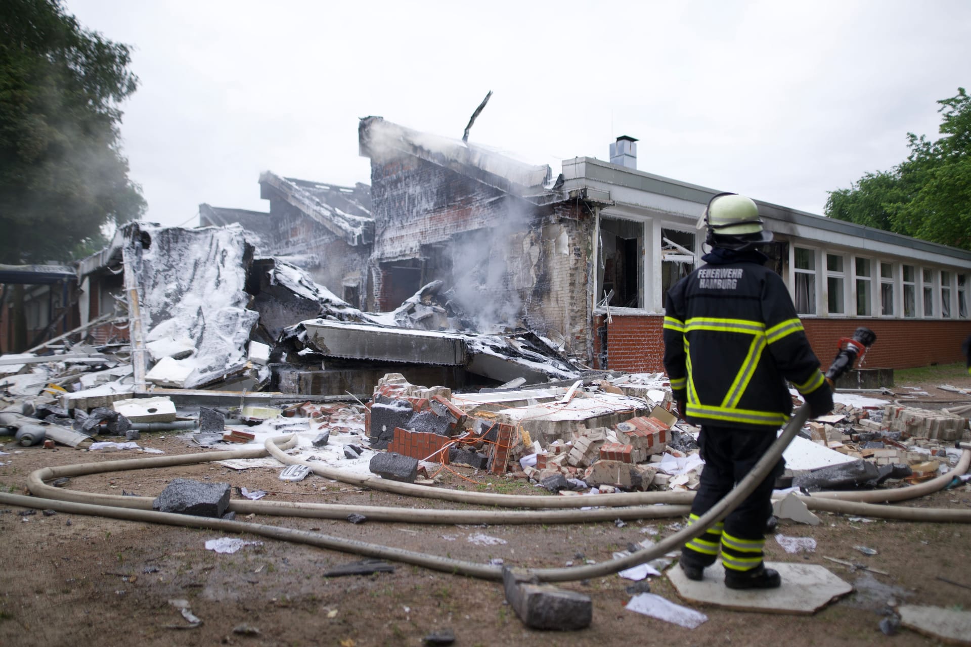 Das teilweise eingestürzte Schulgebäude: In der Nacht kam es hier zur Explosion.