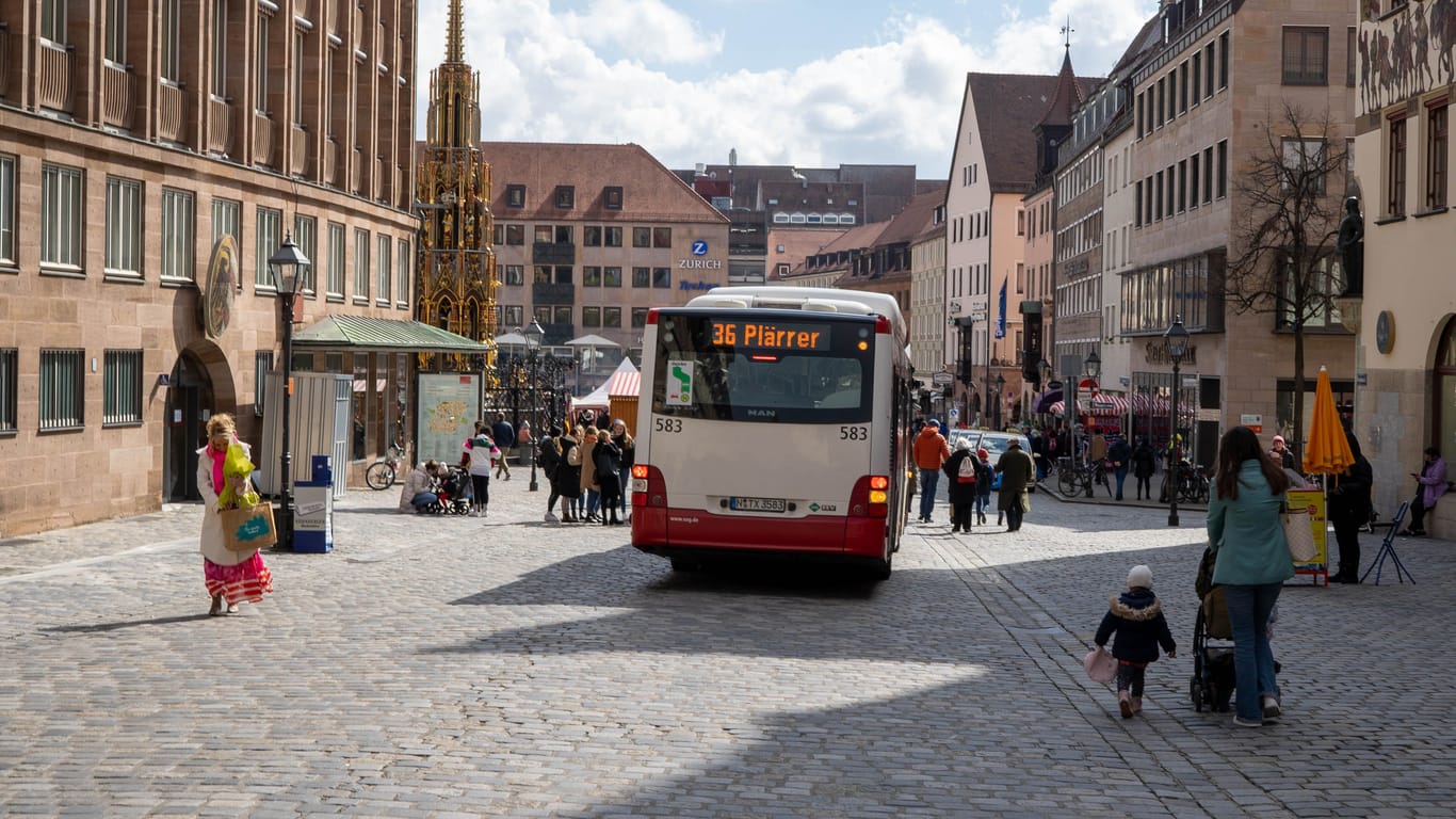 Bus vor dem Rathaus in Nürnberg (Symbolbild): Der Stadtrat erteilte dem Bürgerbegehren zum 365-Euro-Ticket eine Absage.