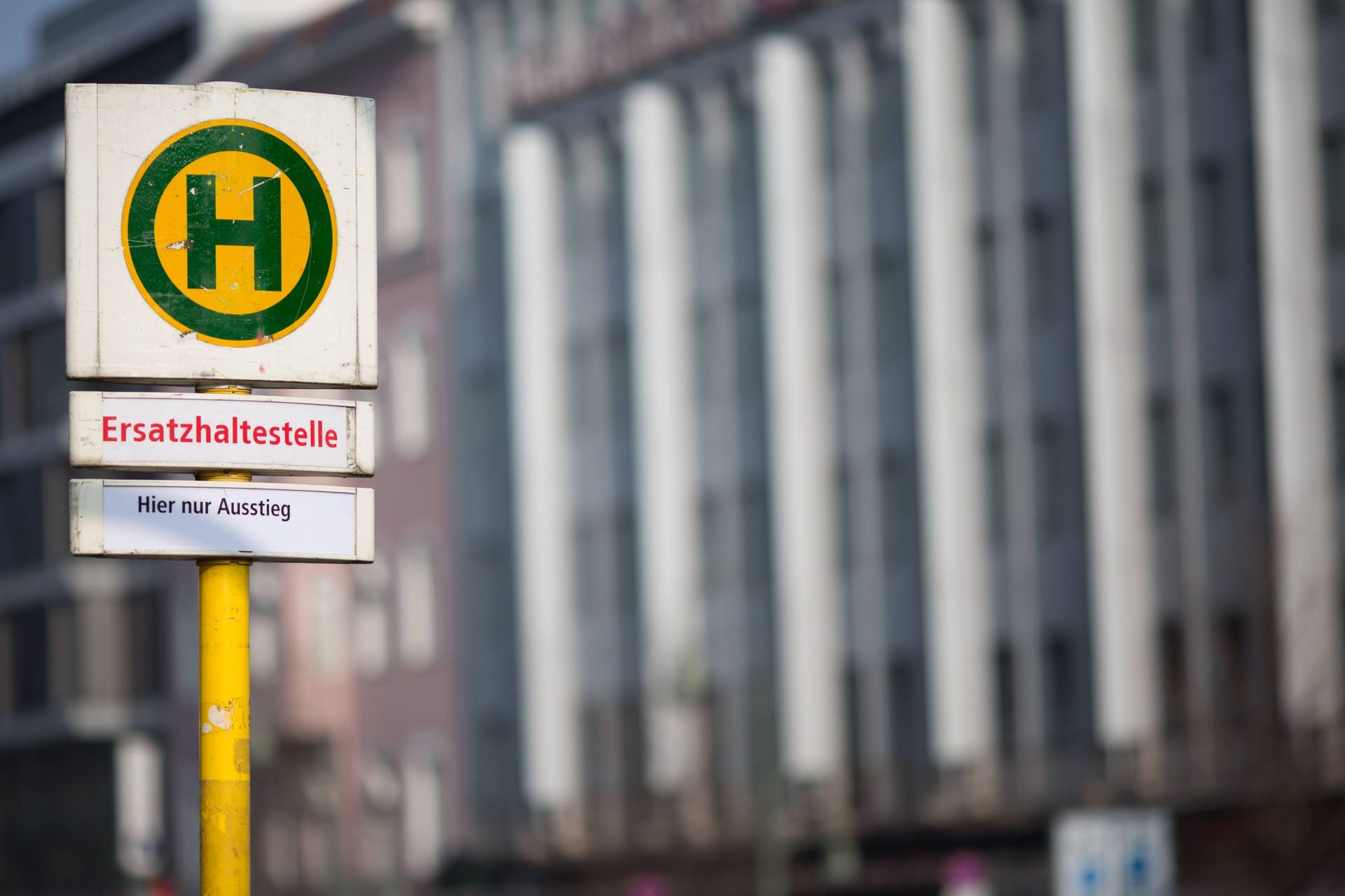 Eine Ersatzhaltestelle (Symbolbild): Während der Sommerferien wird bei der Berliner S-Bahn viel gebaut.