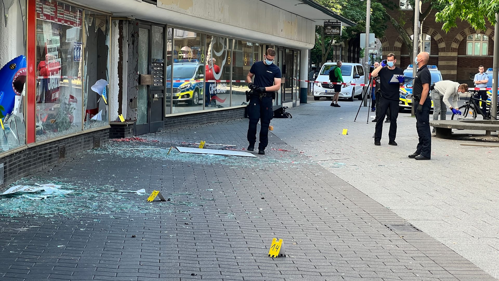 Polizei am Tatort: Die Statik des Gebäudes wurde bereits überprüft. Polizei am Tatort: Die Statik des Gebäudes wurde bereits überprüft.