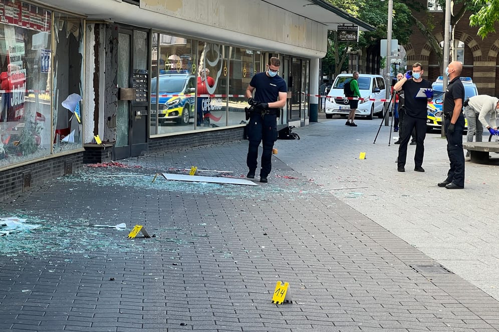 Polizei am Tatort: Die Statik des Gebäudes wurde bereits überprüft.