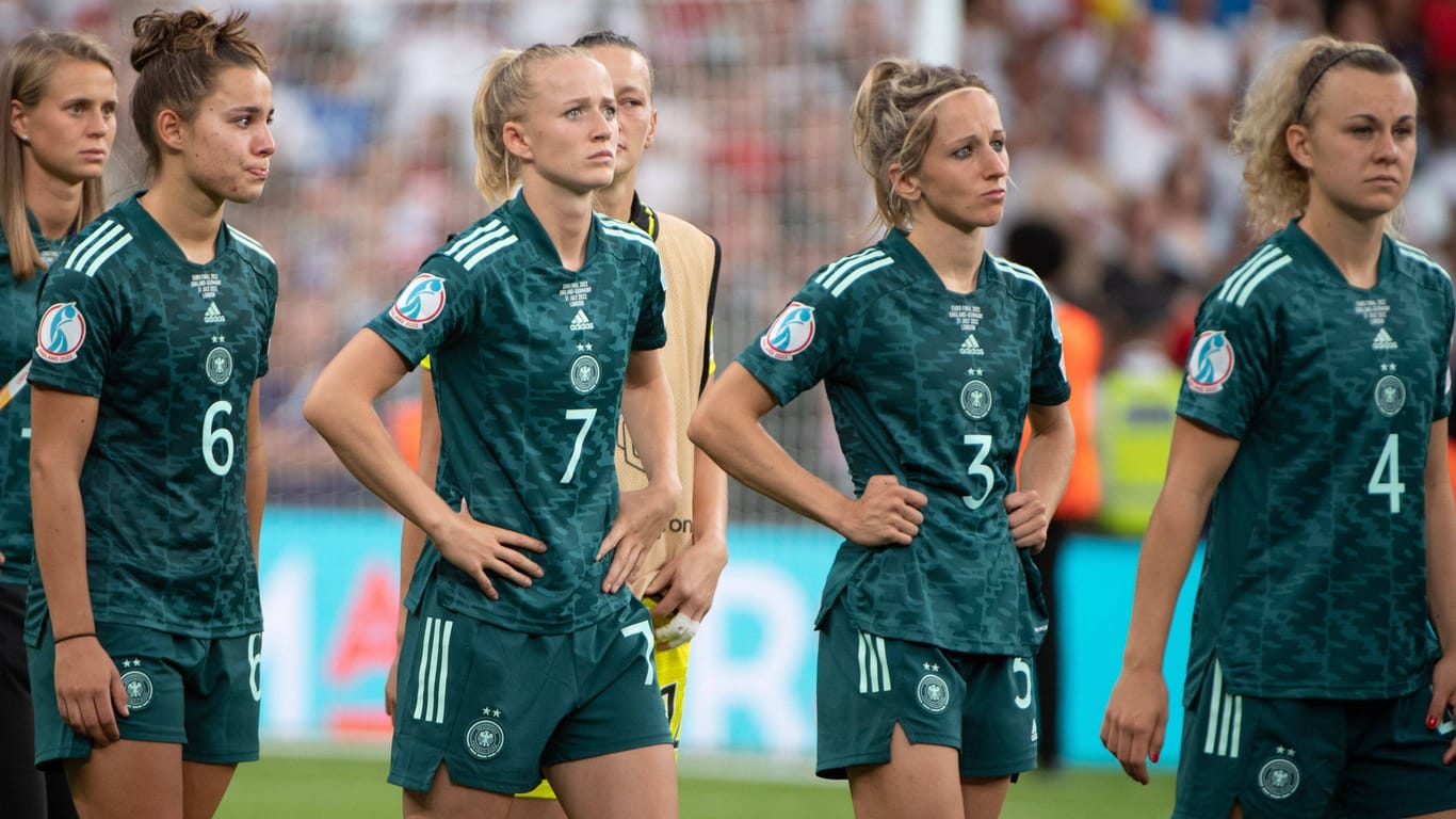 Enttäuscht: Die DFB-Spielerinnen nach dem EM-Finale.