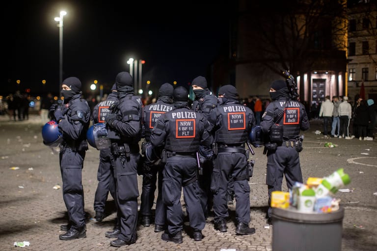 Polizeiaufgebot in der Düsseldorfer Altstadt (Archivbild): In dem Stadtteil kommt es immer wieder zu Messerattacken.