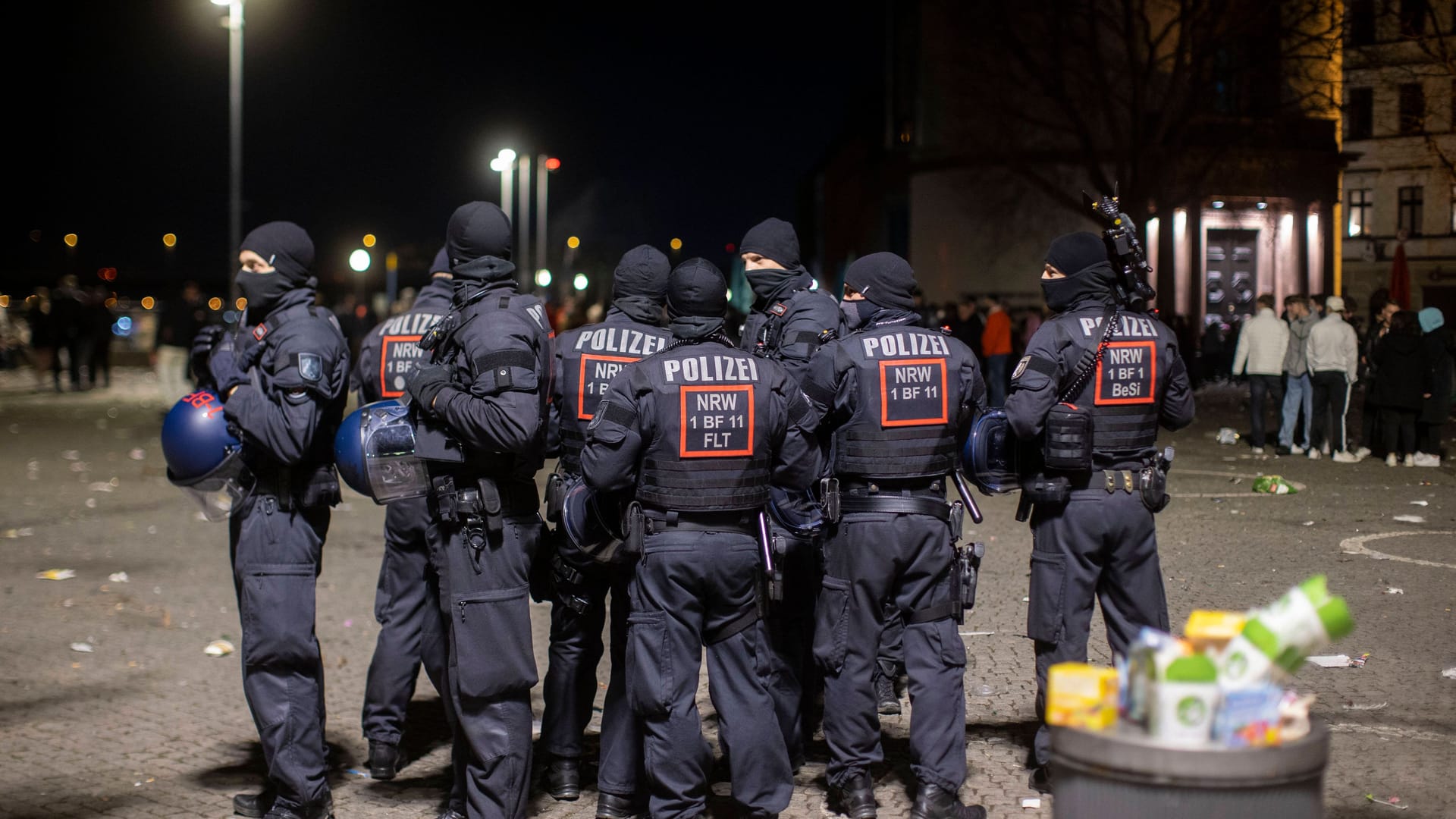 Polizeiaufgebot in der Düsseldorfer Altstadt (Archivbild): In dem Stadtteil kommt es immer wieder zu Messerattacken. Polizeiaufgebot in der Düsseldorfer Altstadt (Archivbild): In dem Stadtteil kommt es immer wieder zu Messerattacken.