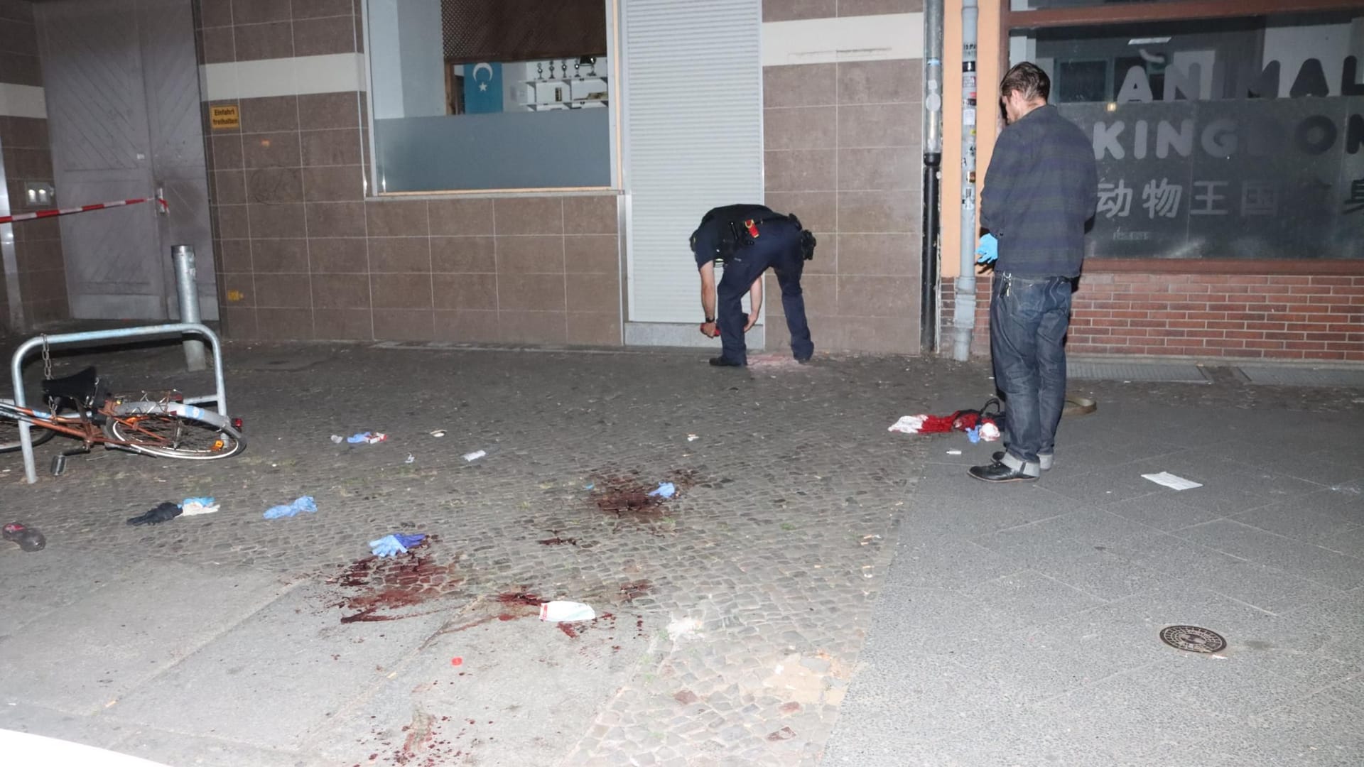 Blut auf dem Gehweg: Ein 28-Jähriger prügelte hier einen 43-Jährigen bewusstlos.
