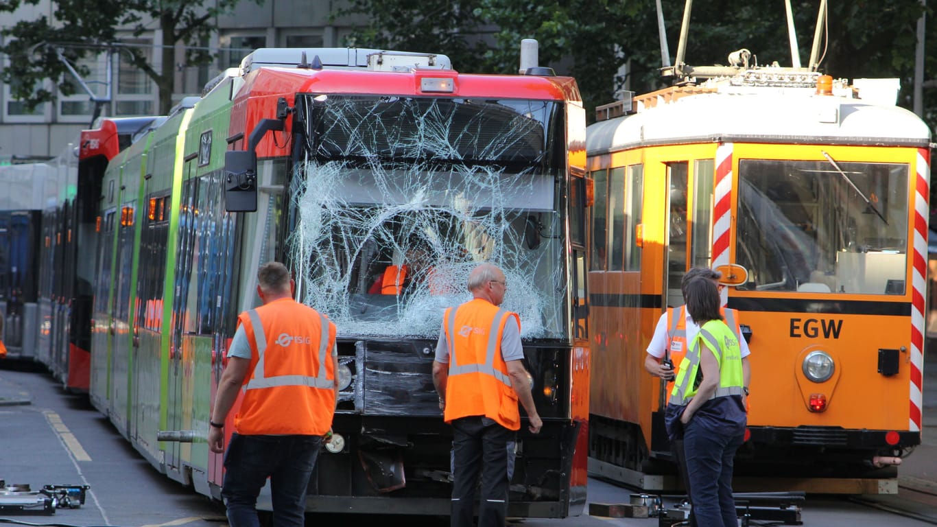 In Bremen ist eine Straßenbahn nach einem Unfall entgleist.