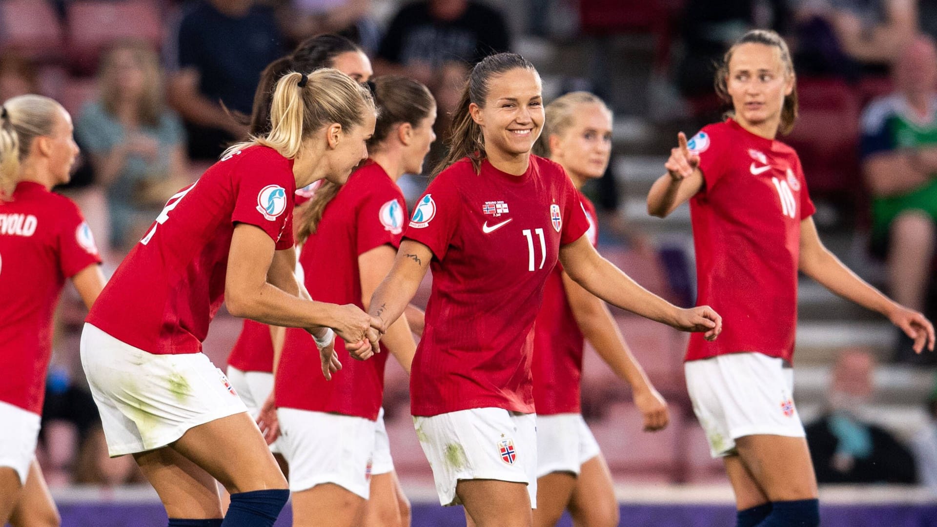 Norwegens Spielerinnen feiern das Tor zum 4:1: Der EM-Auftakt für die Skandinavierinnen lief wie geplant.