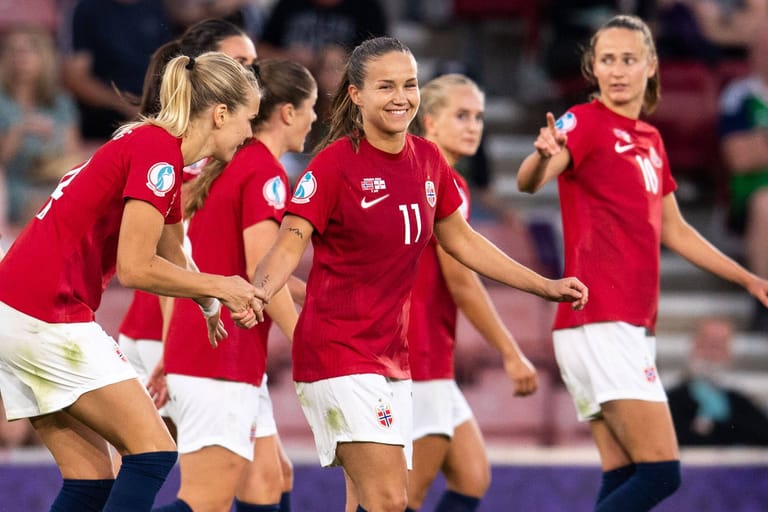Norwegens Spielerinnen feiern das Tor zum 4:1: Der EM-Auftakt für die Skandinavierinnen lief wie geplant.
