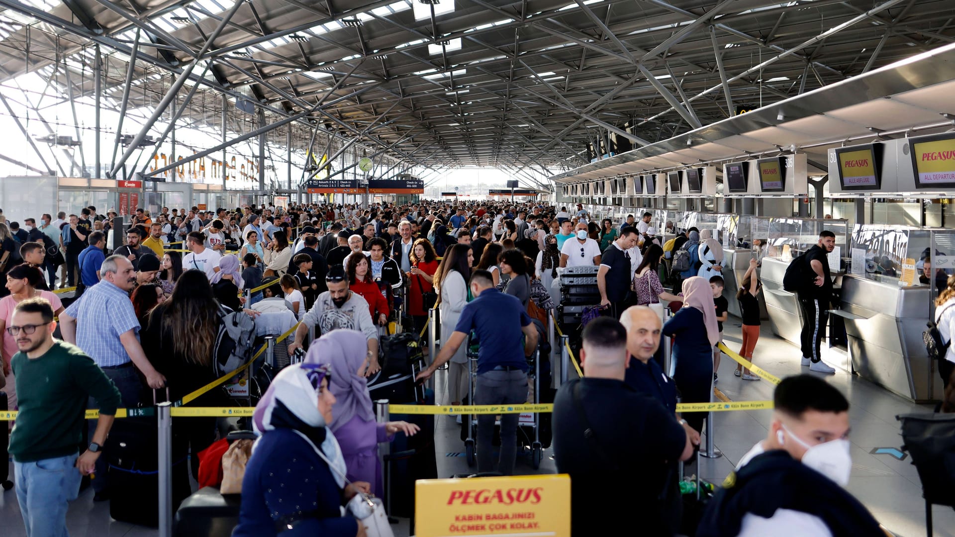 Lange Warteschlagen vor dem Check-In am Flughafen Köln/Bonn: Am Wochenende mussten Passagiere hier bis zu 15 Stunden warten. Lange Warteschlagen vor dem Check-In am Flughafen Köln/Bonn: Am Wochenende mussten Passagiere hier bis zu 15 Stunden warten.