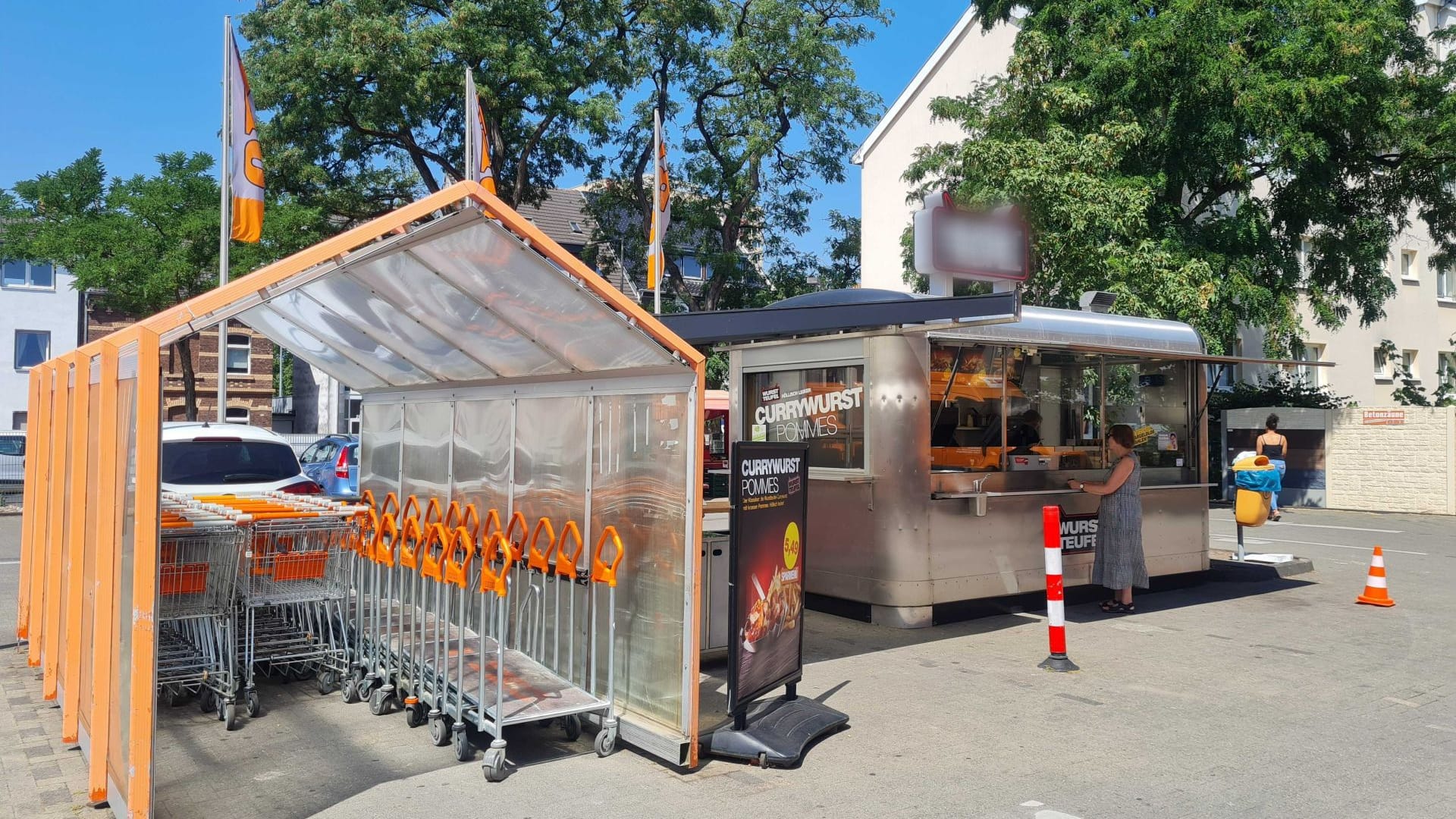 Imbissbude vor einem Baumarkt: Bei starker Hitze ist es in der Verkaufsbude noch etwa zehn Grad heißer.