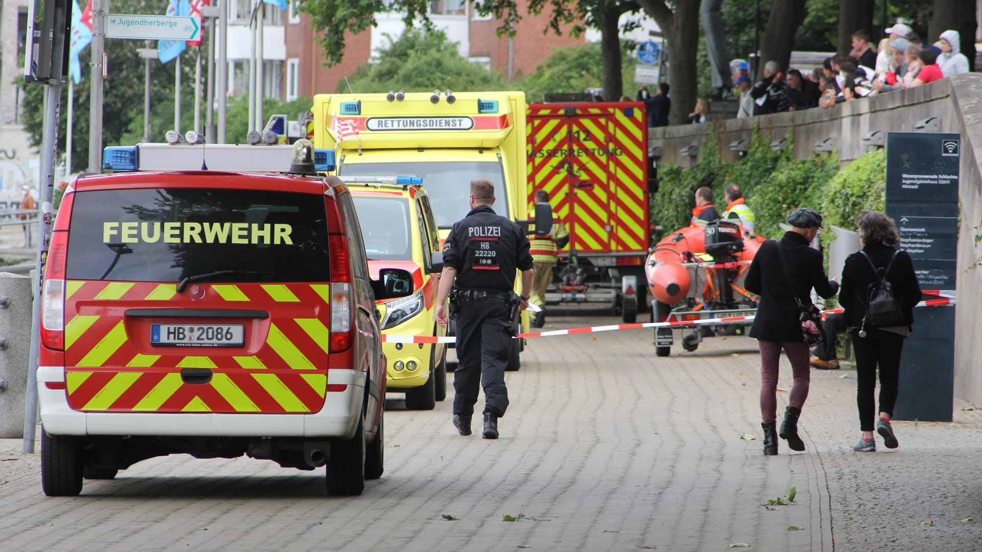 Großeinsatz in Bremen: Die Polizei hat die Weserpromenade abgesperrt. Großeinsatz in Bremen: Die Polizei hat die Weserpromenade abgesperrt.
