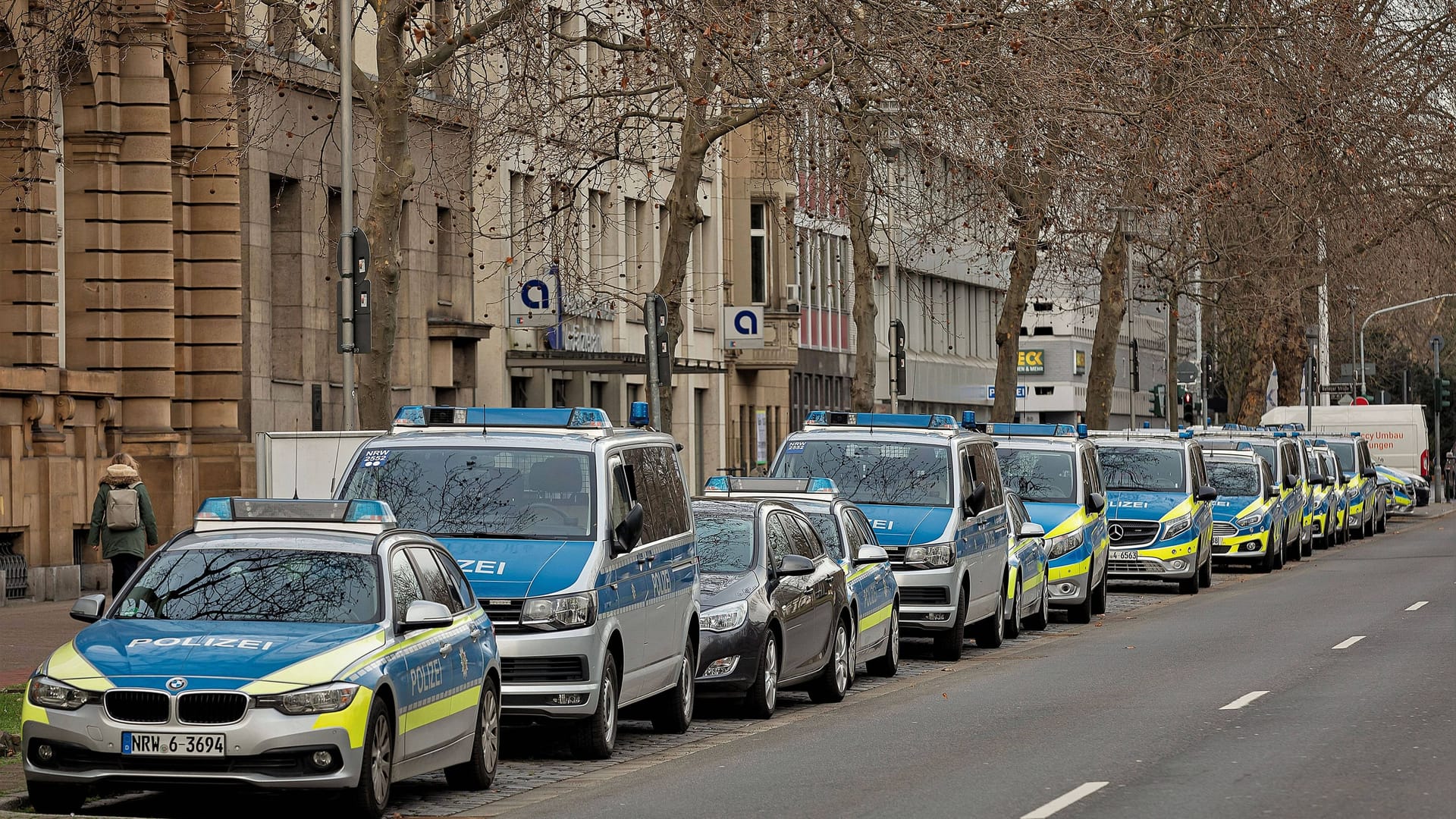 Streifenwagen vor der Altstadtwache (Archivbild): Hier zündelte die 18-Jährige. Streifenwagen vor der Altstadtwache (Archivbild): Hier zündelte die 18-Jährige.