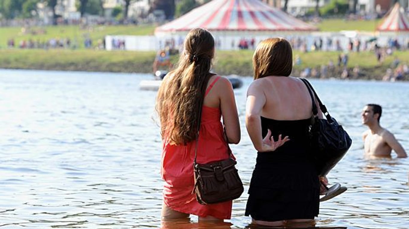 Zwei Frauen stehen in der Weser während der Breminale am Osterdeich: Das Kulturfestival ist ein wichtiger Bestandteil von Bremen.