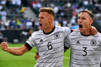 Joshua Kimmich zusammen mit David Raum (r.): Beide spielen in der deutschen Nationalmannschaft.