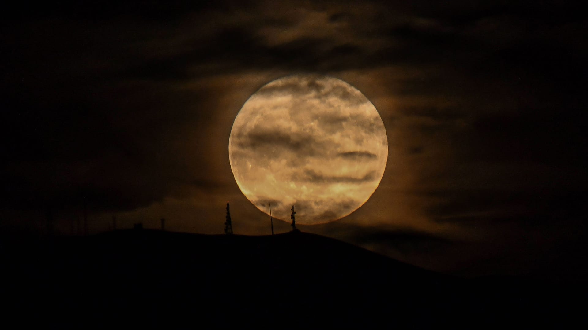 Ein Supermond am Himmel (Archiv): Am Mittwoch gibt es am Berliner Nachthimmel wieder einen riesigen Mond zu bestaunen.