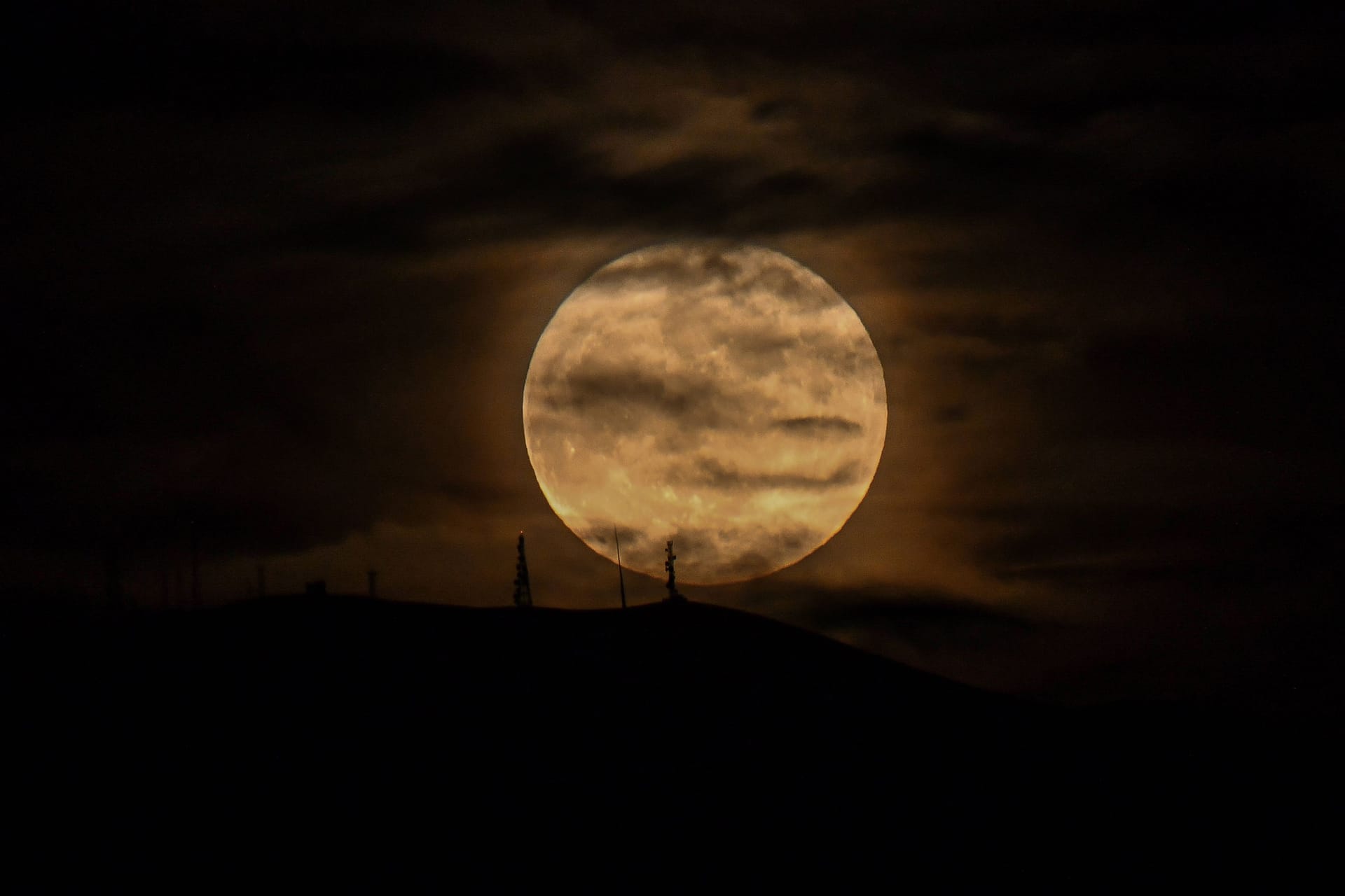 Ein Supermond am Himmel (Archiv): Am Mittwoch gibt es am Berliner Nachthimmel wieder einen riesigen Mond zu bestaunen.