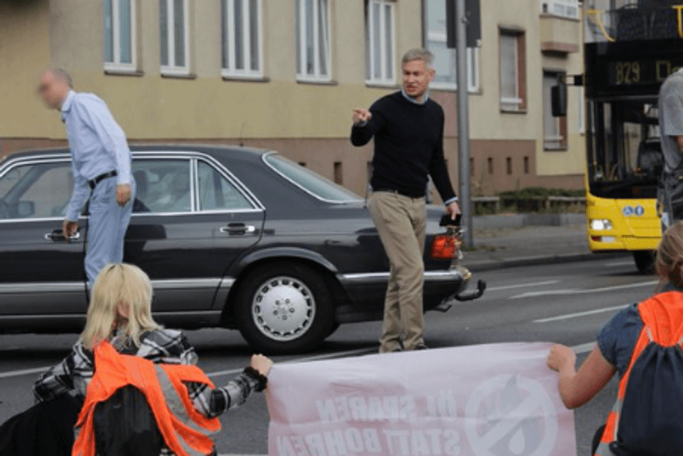 Not amused: "Welt"-Chefredakteur Ulf Poschardt keilt gegen die Autobahnblockierer.