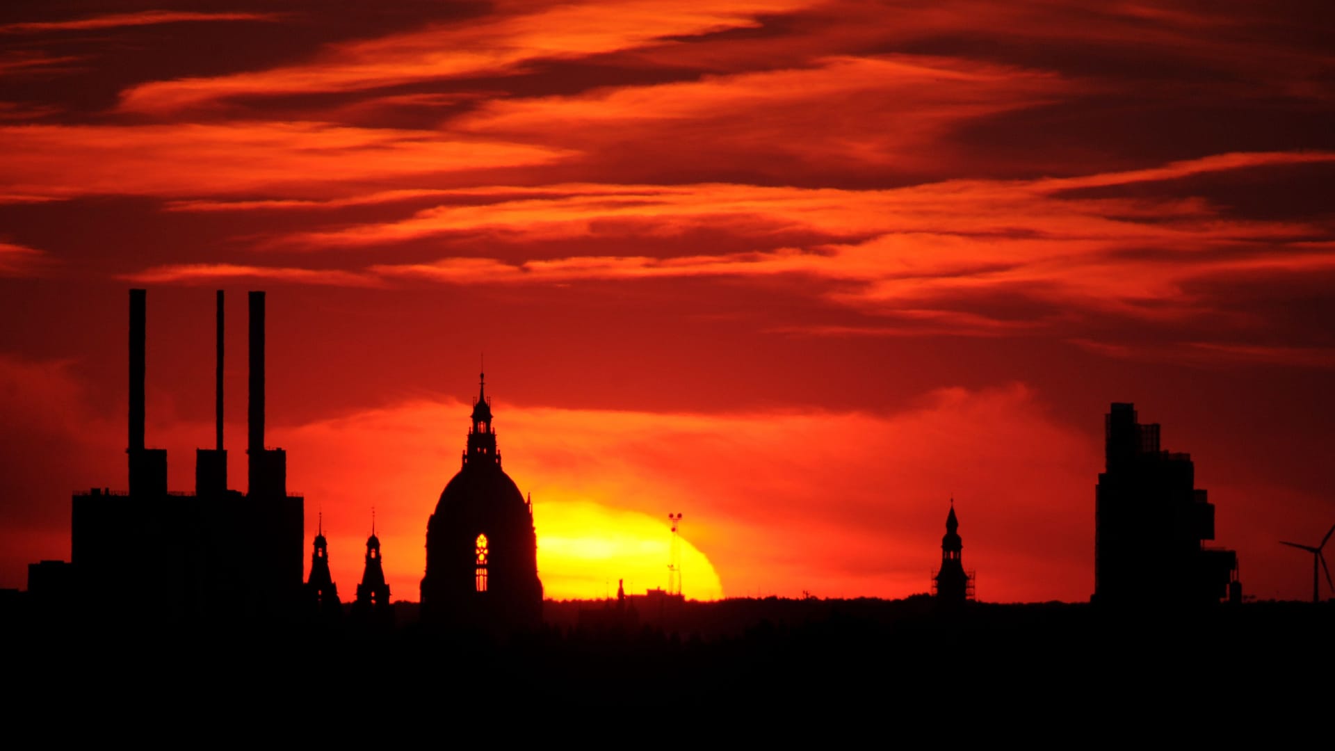 Die Silhouette der Stadt Hannover (Archivbild): Die Stadt reagiert auf die Energiekrise – bestrahlte Gebäude bleiben nachts fortan dunkel.